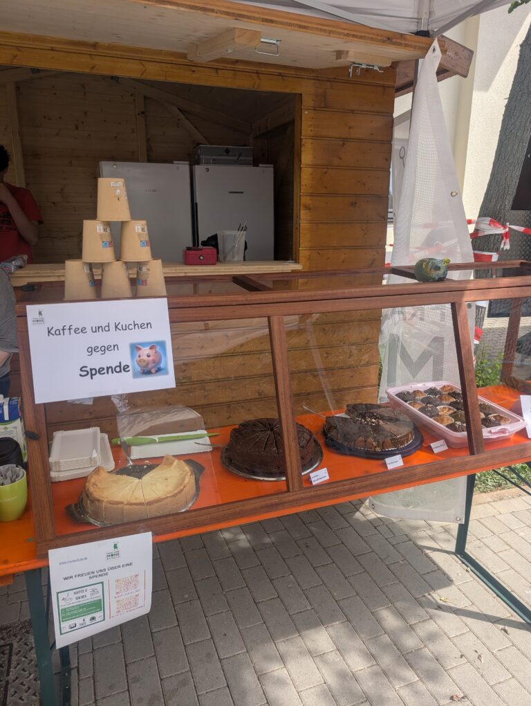 Mehr über den Artikel erfahren Mengelser Markt – Kuchenverkauf beim live e.v.